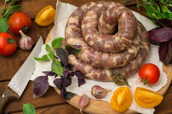 Ahşap arka plan üzerinde beyaz bir tabak içinde ham taze sosis. Üstten Görünüm. Yakın çekim