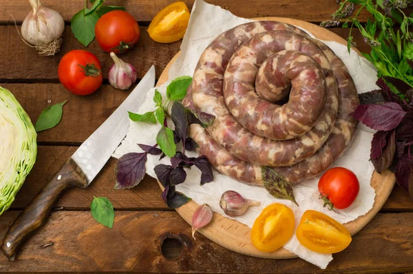 Ahşap arka plan üzerinde beyaz bir tabak içinde ham taze sosis. Üstten Görünüm. Yakın çekim