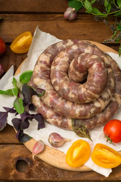 Ahşap arka plan üzerinde beyaz bir tabak içinde ham taze sosis. Üstten Görünüm. Yakın çekim