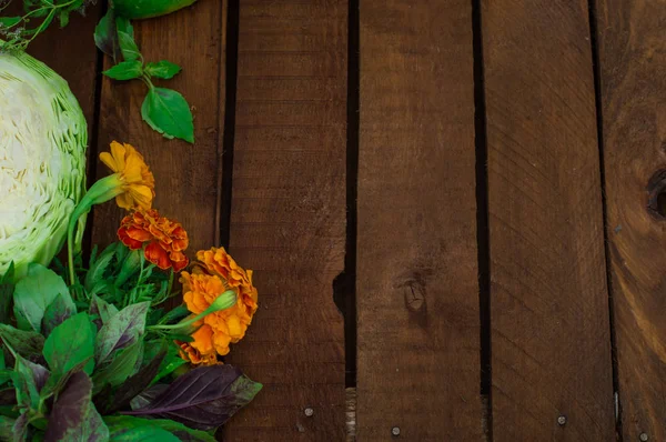 Yeşiller ahşap arka plan üzerinde. Yakın çekim. Üstten Görünüm