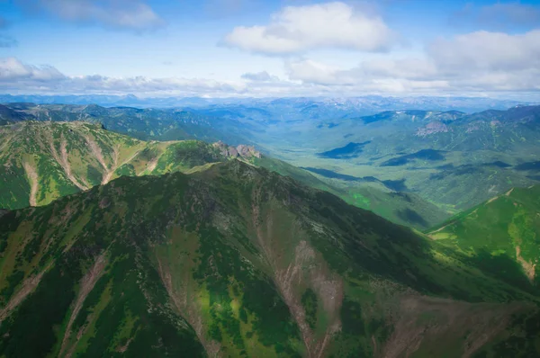 Kamchatka. grüne Felder und Vulkane. Wilde Natur — Stockfoto