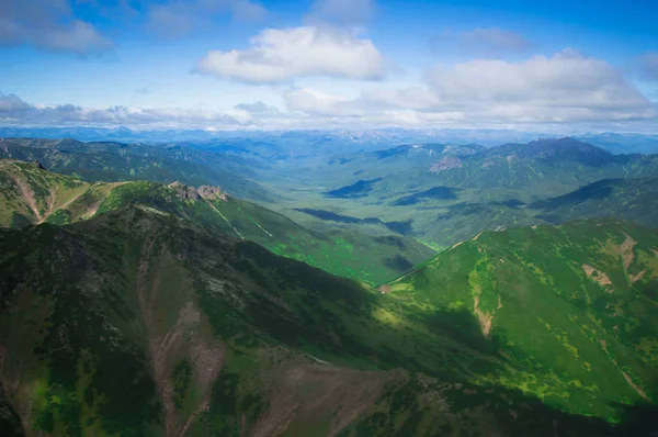 Kamchatka. grüne Felder und Vulkane. Wilde Natur — Stockfoto