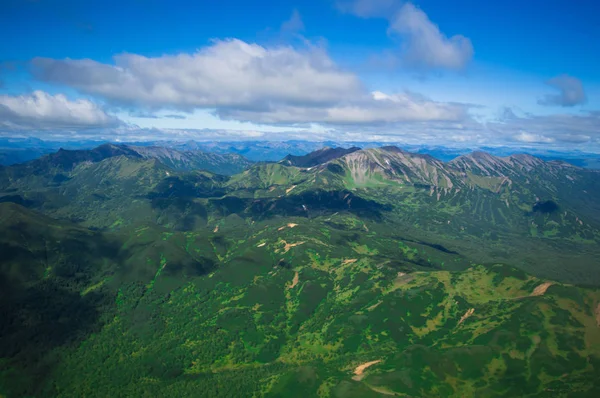 Kamçatka. Yeşil alanlar ve volkanlar. Vahşi doğa — Stok fotoğraf