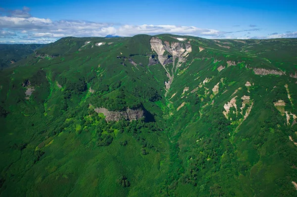 Kamchatka. Champs verts et volcans. Nature sauvage — Photo