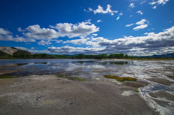 Lacul acid din vulcanul Uzon. Kamchatka, Rusia . — Fotografie, imagine de stoc