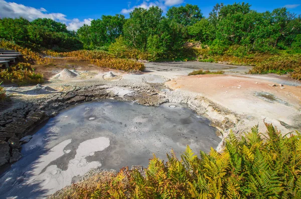 Lago ácido en la caldera del volcán Uzón. Kamchatka, Rusia . — Foto de Stock