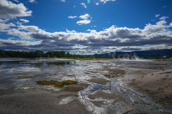 Lacul acid din vulcanul Uzon. Kamchatka, Rusia . — Fotografie, imagine de stoc