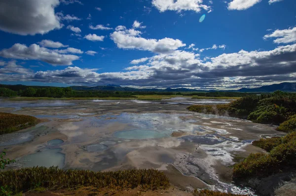 Säuresee in der Caldera des Vulkans Uzon. kamchatka, russland. — Stockfoto