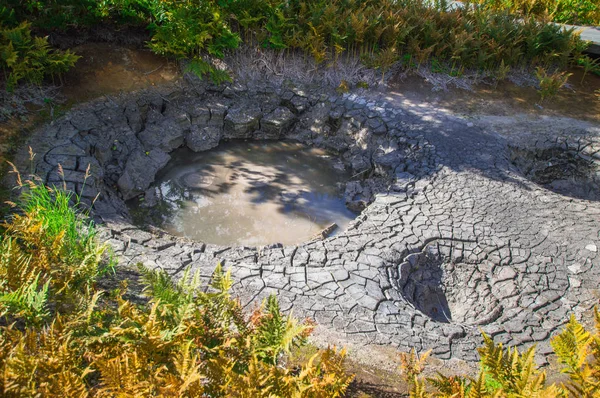 Lago ácido en la caldera del volcán Uzón. Kamchatka, Rusia . — Foto de Stock