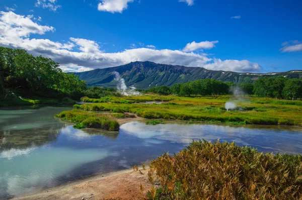 Lago ácido na caldeira vulcânica de Uzon. Kamchatka, Rússia . — Fotografia de Stock