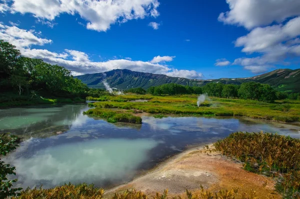 Lago ácido en la caldera del volcán Uzón. Kamchatka, Rusia . — Foto de Stock