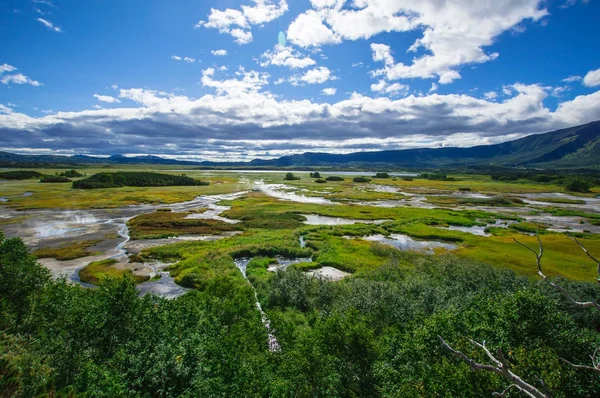 ทะเลสาบกรดในภูเขาไฟคาลเดร่าของ Uzon Kamchatka, รัสเซีย . — ภาพถ่ายสต็อก