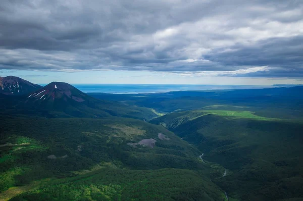 Territoire du Kamchatka, Russie. Le bord de la terre. Le pays de la nature sauvage et verte et des volcans — Photo