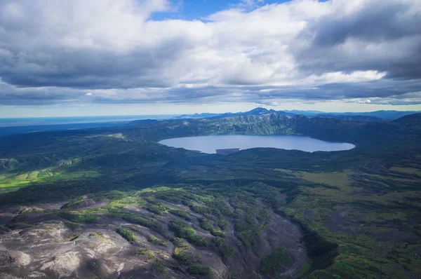 Territorio Kamchatka, Rusia. El borde de la tierra. La tierra de naturaleza salvaje y verde y volcanes — Foto de Stock