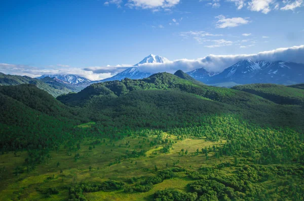 캄차카 지역, 러시아입니다. 땅의 가장자리입니다. 야생 및 녹색 자연과 화산 땅 — 스톡 사진