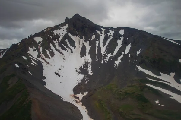 Território de Kamchatka, Rússia. A borda da terra. A terra da natureza selvagem e verde e vulcões — Fotografia de Stock