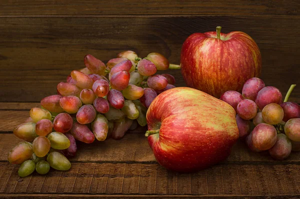 Appels en druiven op een houten rustieke achtergrond. Stilleven voor thanksgiving met herfst groenten. Selectieve aandacht. Bovenaanzicht — Stockfoto