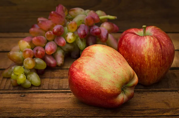 사과 포도 나무 소박한 배경 아직도을 과일 추수 감사절 생활입니다. 선택적 초점입니다. 상위 뷰 — 스톡 사진
