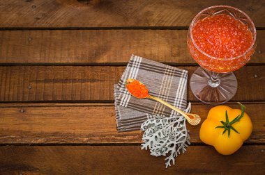 Altın kaşık ile cam kavanoza kırmızı havyar kapatın. Deniz ürünleri. Sağlıklı beslenme. Diyet. Ahşap rustik arka plan. Seçici odak. Üstten Görünüm