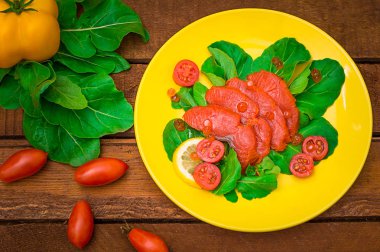 Limon ve ıspanak ahşap rustik arka plan üzerinde taze somon. Üstten Görünüm. Seçici odak