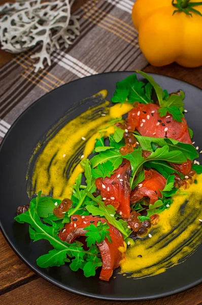 Salata somon, roka, kırmızı havyar ve Hollandalı sos Hollandez. Ahşap rustik arka plan. Üstten Görünüm. Seçici odak — Stok fotoğraf