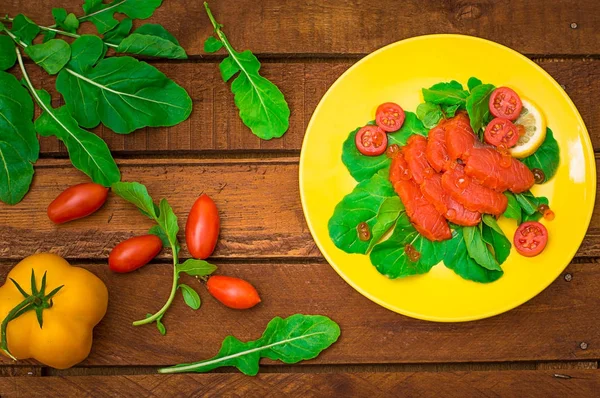 Salmone fresco con limoni e spinaci su fondo rustico in legno. Vista dall'alto. Focus selettivo — Foto Stock