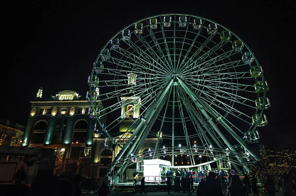 Ferris wheel, Kontraktova Square, Kiev inverno, Podol, novo 2017 ano véspera — Fotografia de Stock