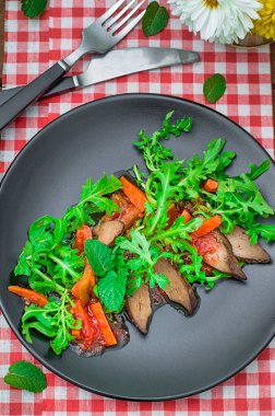 Sıcak salatası, roka ile lezzetli, şık gıda, yeni yemek Duck hizmet. Ahşap rustik arka plan. Üstten Görünüm