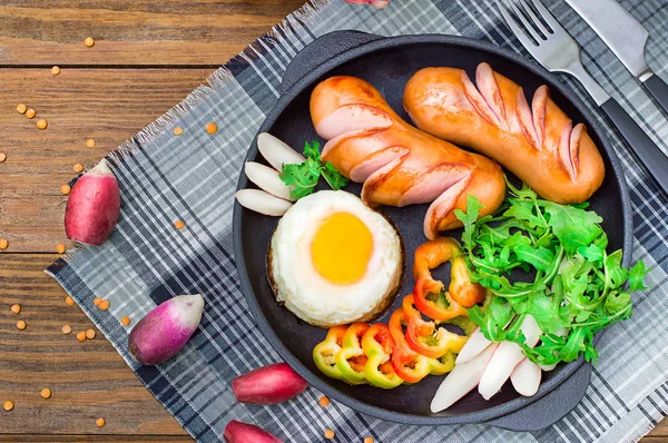 Stekt ägg med korv, rucola, paprika och rädisor. Trä rustik bakgrund. Selektivt fokus. Ovanifrån — Stockfoto