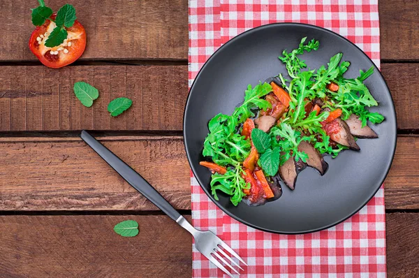 Ljummen sallad, anka med ruccola, välsmakande, fashionabla mat, ny maträtt som serverar. Trä rustik bakgrund. Ovanifrån — Stockfoto