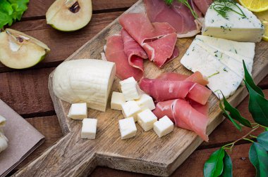 Jamon peynir bir ahşap tahta üzerinde farklı tipteki. Ahşap rustik arka plan. Üstten Görünüm