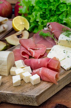 Jamon peynir bir ahşap tahta üzerinde farklı tipteki. Ahşap rustik arka plan. Üstten Görünüm