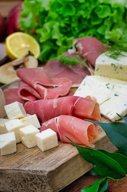 Jamon peynir bir ahşap tahta üzerinde farklı tipteki. Ahşap rustik arka plan. Üstten Görünüm