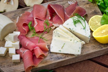 Jamon peynir bir ahşap tahta üzerinde farklı tipteki. Ahşap rustik arka plan. Üstten Görünüm