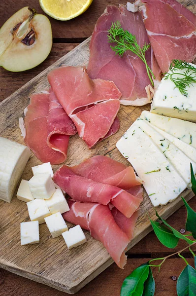 Jamon peynir bir ahşap tahta üzerinde farklı tipteki. Ahşap rustik arka plan. Üstten Görünüm