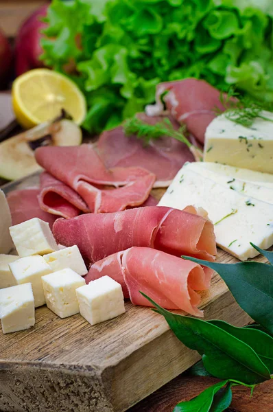 Jamon peynir bir ahşap tahta üzerinde farklı tipteki. Ahşap rustik arka plan. Üstten Görünüm