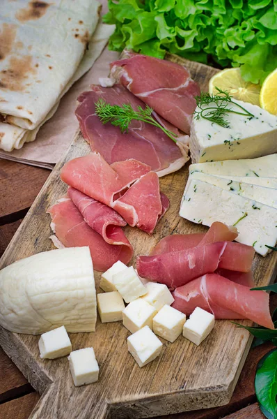 Jamon peynir bir ahşap tahta üzerinde farklı tipteki. Ahşap rustik arka plan. Üstten Görünüm