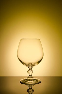 Bardağı siyah bir skeç ile bir renk arka plan üzerinde. İnce bir SAP ile uzun boylu bir bardağı