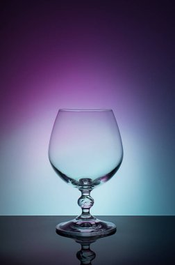 Bardağı siyah bir skeç ile bir renk arka plan üzerinde. İnce bir SAP ile uzun boylu bir bardağı