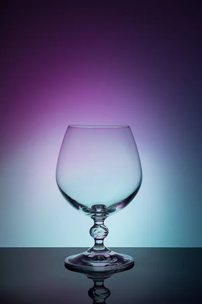Wineglass на колір фону з чорним vignette. Талль Wineglass з тонкому стеблі — стокове фото