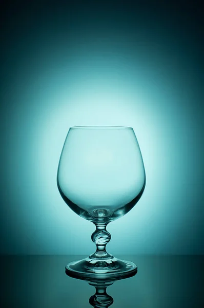 Wineglass на колір фону з чорним vignette. Талль Wineglass з тонкому стеблі — стокове фото