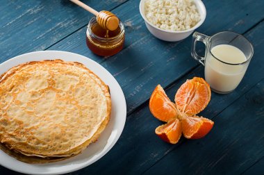 Bal, pekmez, peynir ve mandalina ile taze gözleme. Ahşap arka plan. Üstten Görünüm