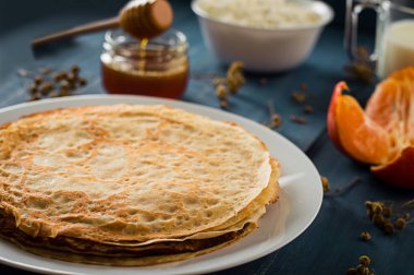 Bal, pekmez, peynir ve mandalina ile taze gözleme. Ahşap arka plan. Üstten Görünüm