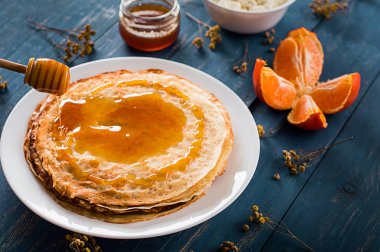 Bal, pekmez, peynir ve mandalina ile taze gözleme. Ahşap arka plan. Üstten Görünüm