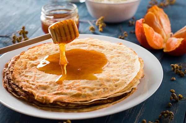 Fresh pancakes with honey, maple syrup, cottage cheese and tangerines. Wooden background. Top view — Stock Photo, Image