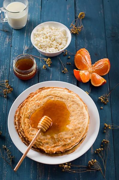 Frische Pfannkuchen mit Honig, Ahornsirup, Quark und Mandarinen. Holzuntergrund. Ansicht von oben — Stockfoto