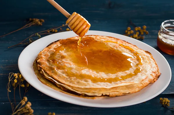 Friske pannekaker med honning, lønnesirup, cottage cheese og tangeriner. Trebakgrunn. Sett ovenfra – stockfoto