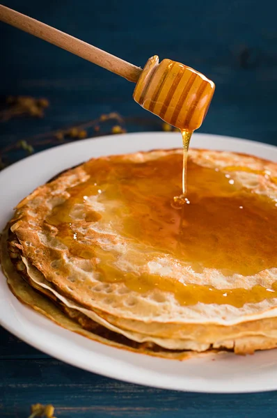 Crêpes fraîches au miel, sirop d'érable, fromage cottage et mandarines. Fond en bois. Vue du dessus — Photo