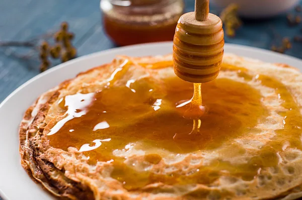 Свежие блины с медом, кленовым сиропом, творогом и мандаринами. Деревянный фон. Вид сверху — стоковое фото