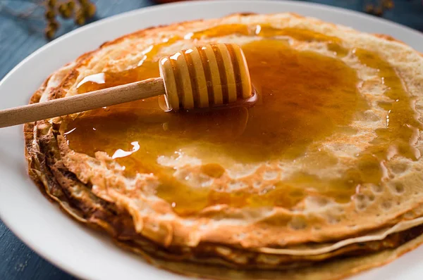 Friske pannekaker med honning, lønnesirup, cottage cheese og tangeriner. Trebakgrunn. Sett ovenfra – stockfoto